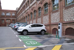 Punt de recàrrega per a vehicles elèctrics al Campus Terrassa